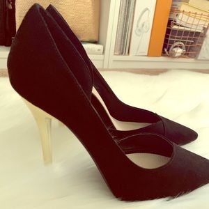 Black pumps with gold heels